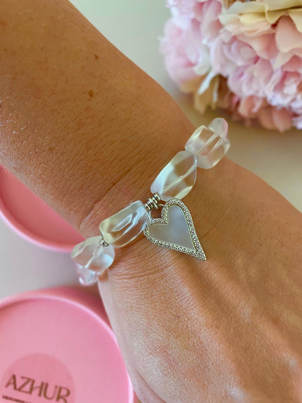 Браслет из прозрачных бусин с подвеской