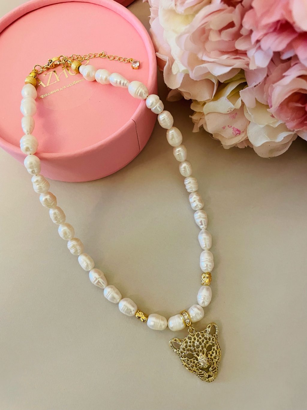 Колье из натурального жемчуга с кулоном