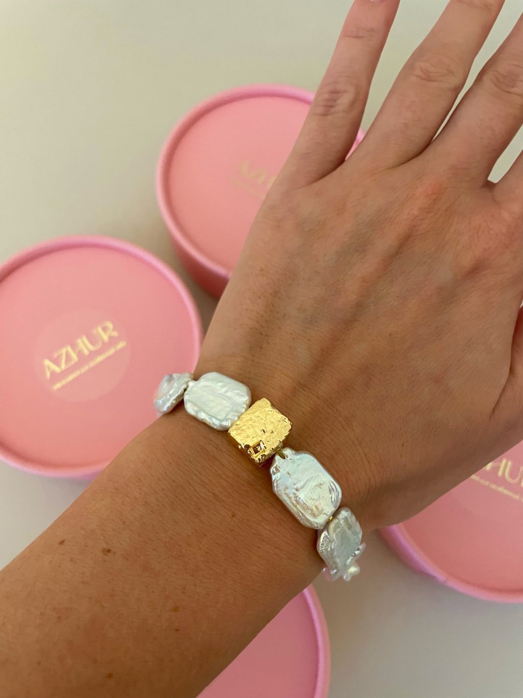 Браслет из натурального жемчуга с подвеской.