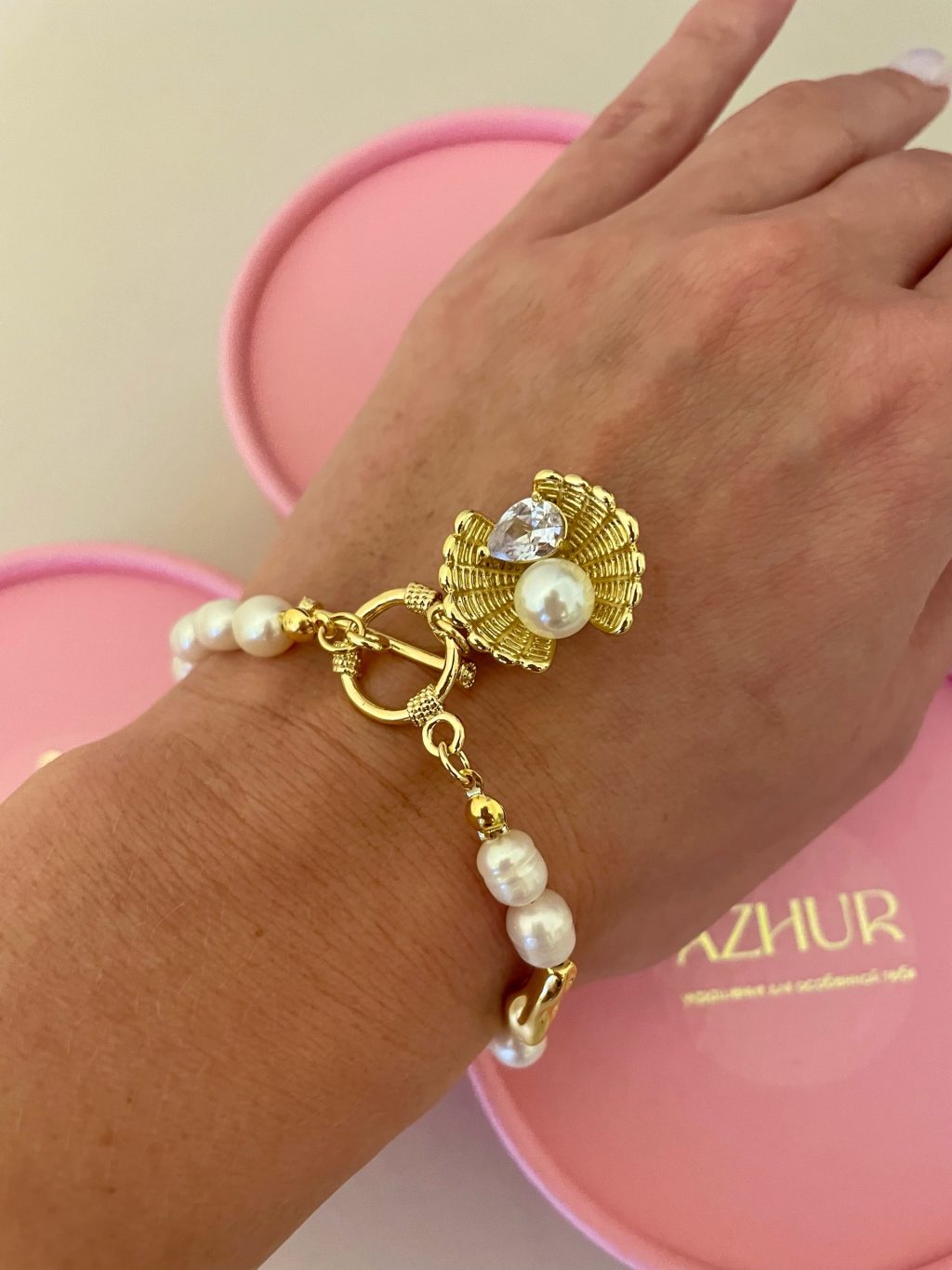 Браслет из натурального жемчуга с подвеской.