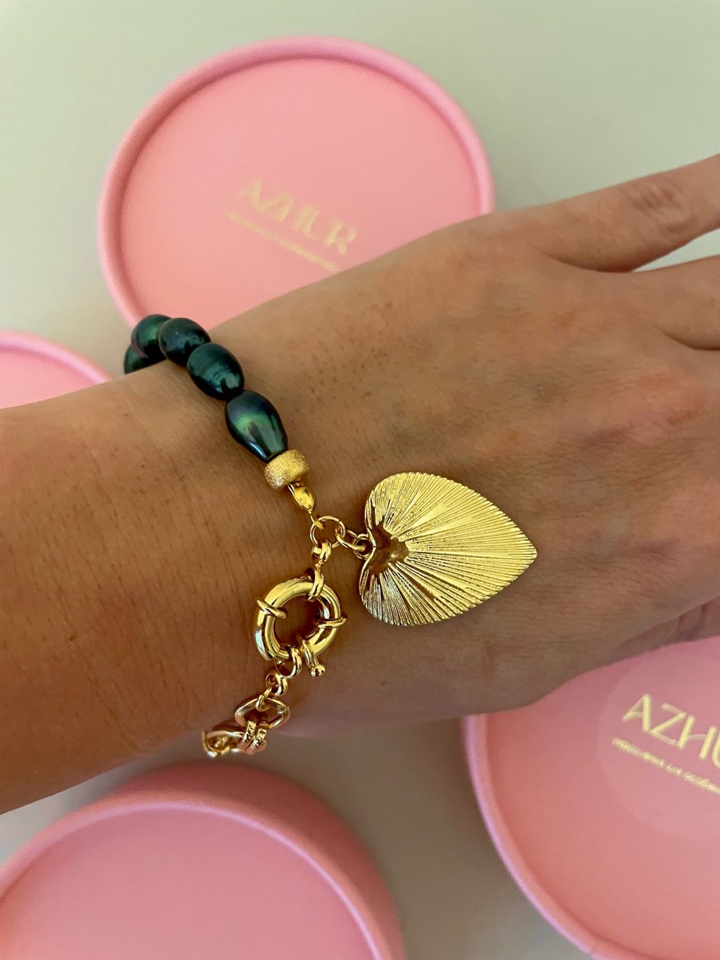 Браслет из натурального черного жемчуга с подвеской.