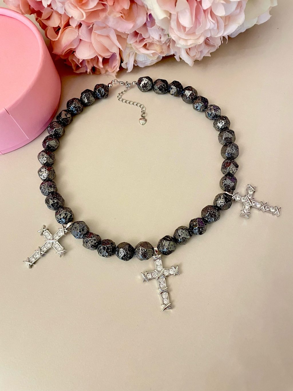 Колье из натурального вулканического камня с подвесками