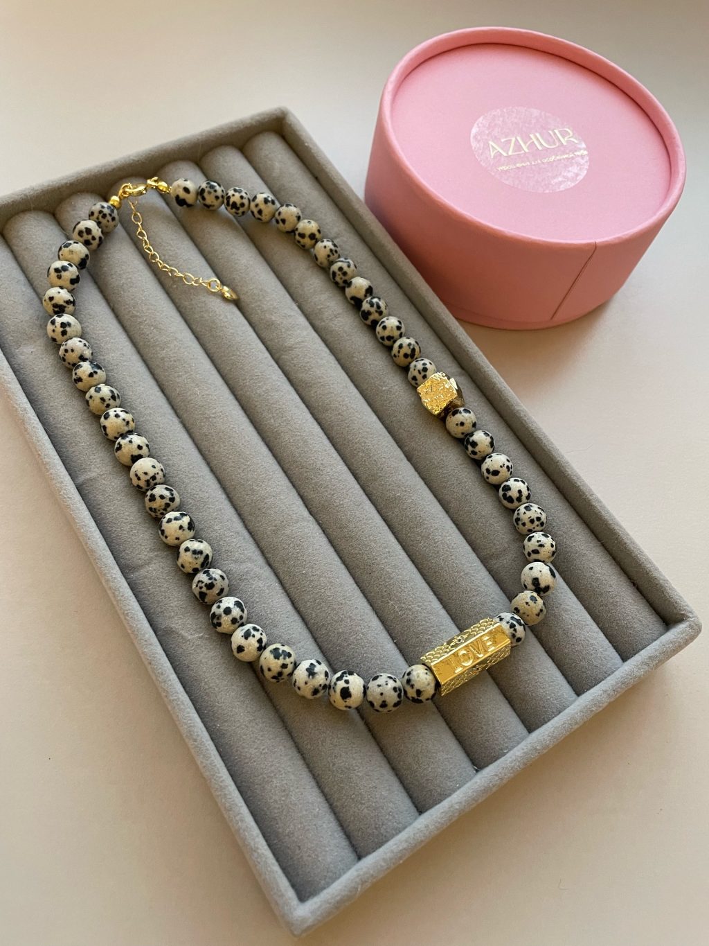 Колье из натуральной далматиновой яшмы