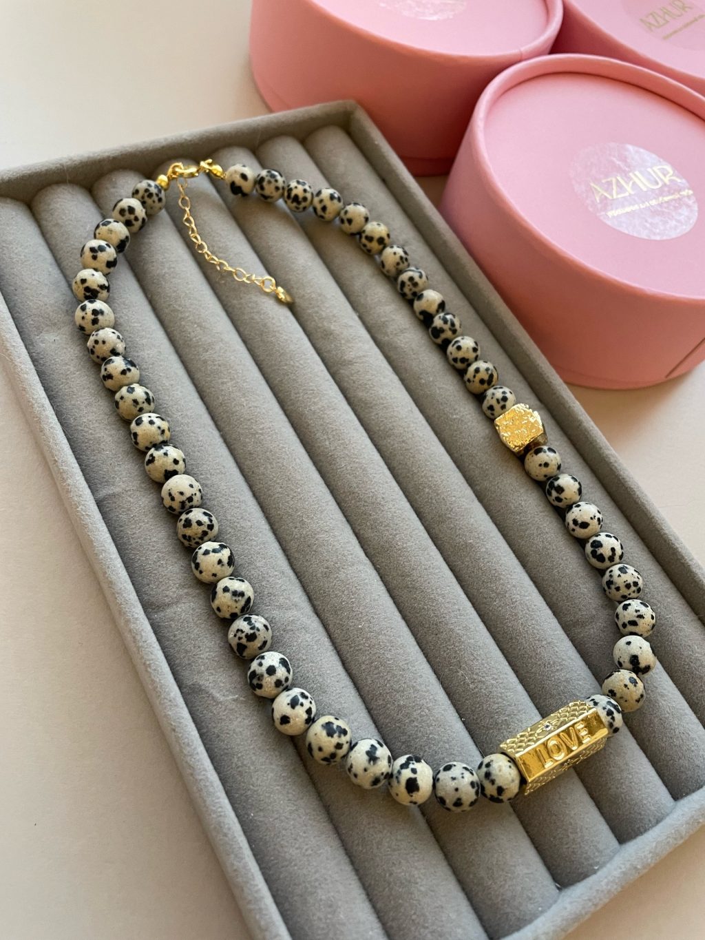 Колье из натуральной далматиновой яшмы