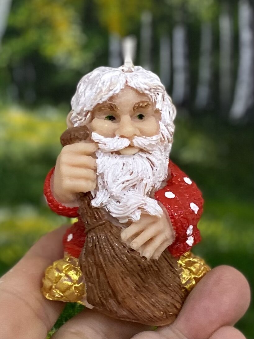 Свеча «Домовой с метлой»