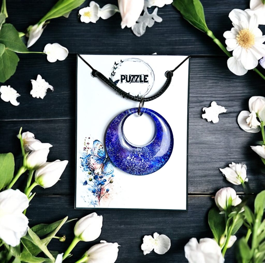 Кулон из эпоксидной смолы