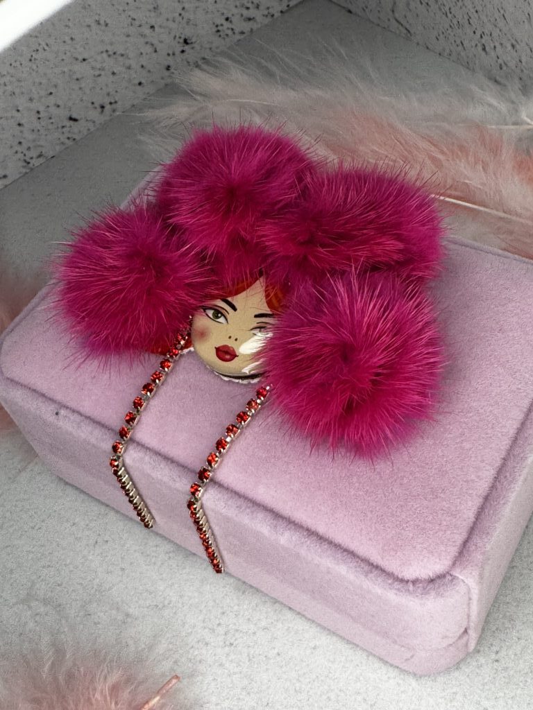 Брошь «Матрёна в шапке» розовая