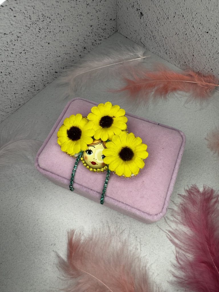Брошь «Марья в подсолнухах»