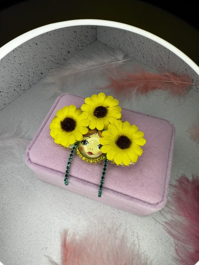 Брошь «Марья в подсолнухах»