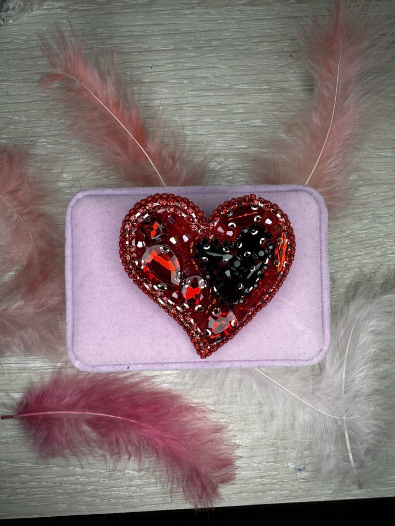 Брошь «Алое сердце»