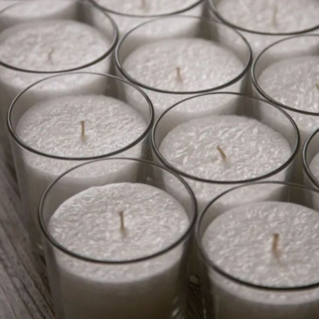 Восковая свеча с морозным рисунком