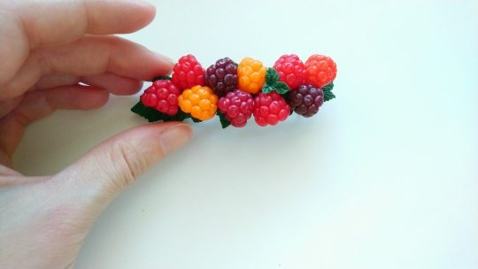 Заколка-автомат с малиной из полимерной глины