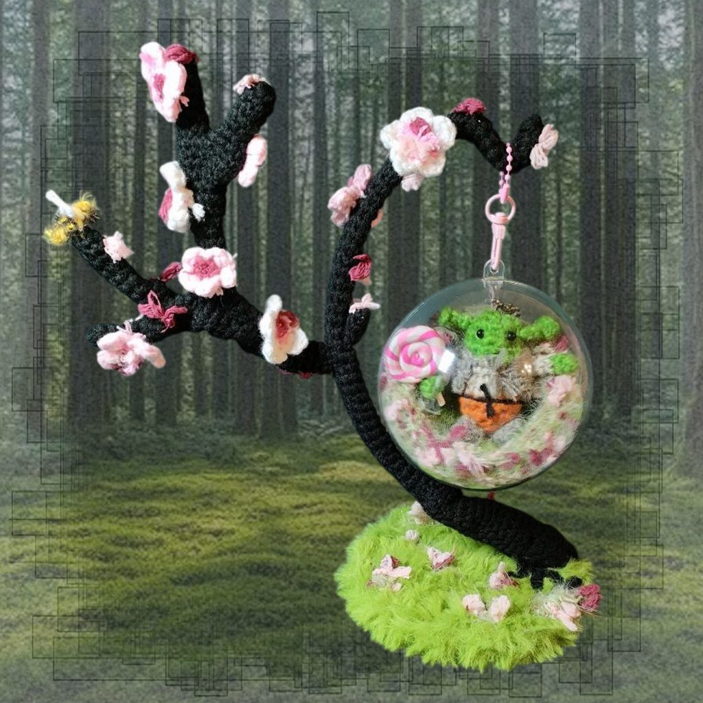 Сказочный зелёный огр на подставке