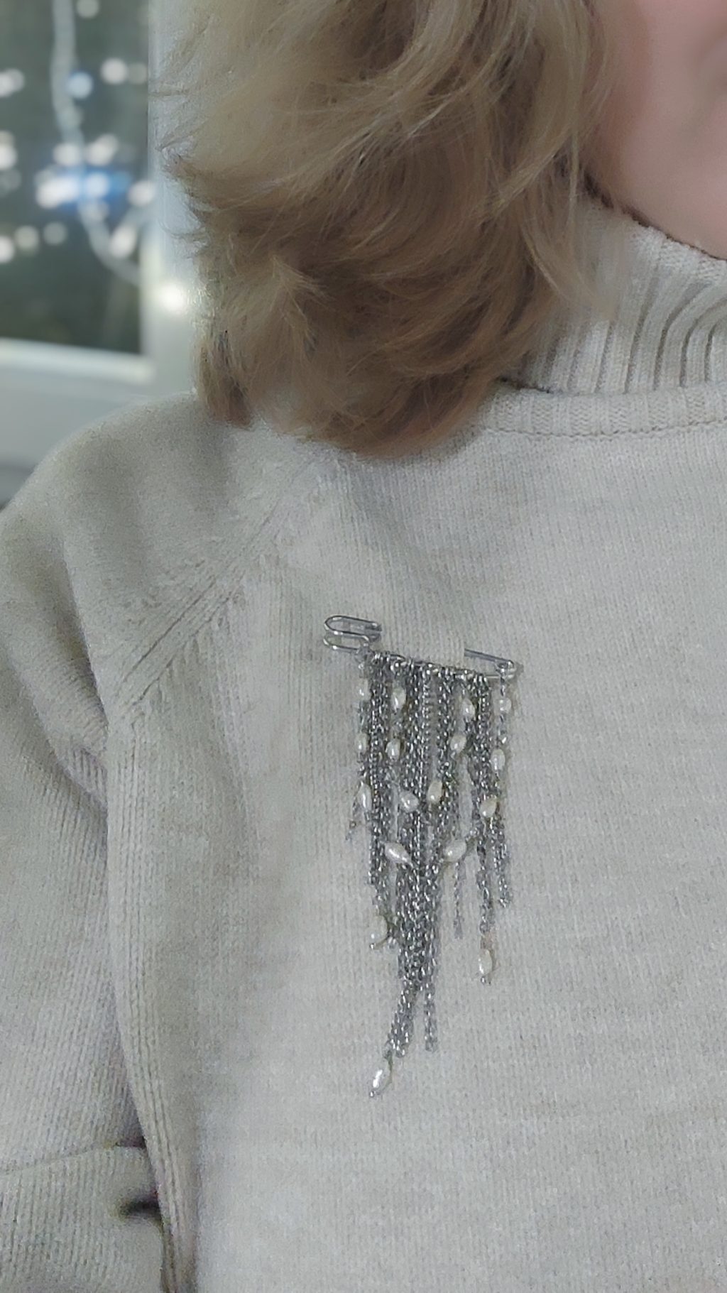 Булавка-брошь с жемчугом и цепочками