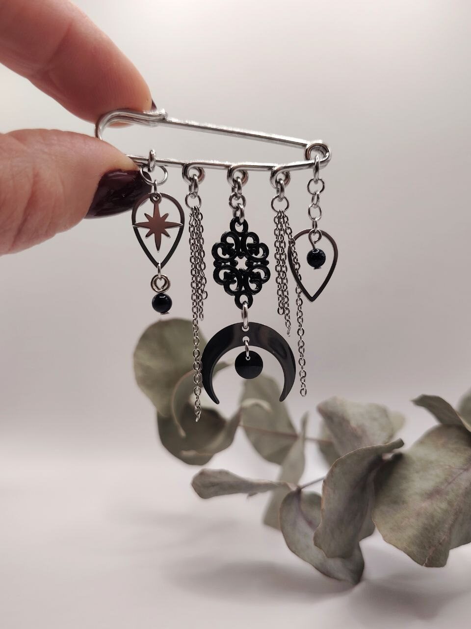 НОЧЬ ТЕМНА.(1) декоративная булавка с кристаллом Сваровски и агатом