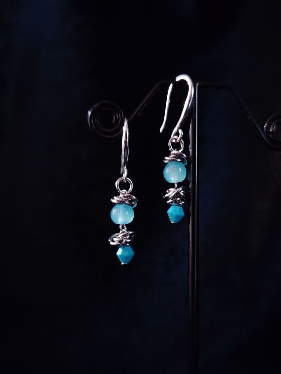 ГОЛУБАЯ ЖЕМЧУЖИНА. кольчужные серьги с бирюзой и акрилом.