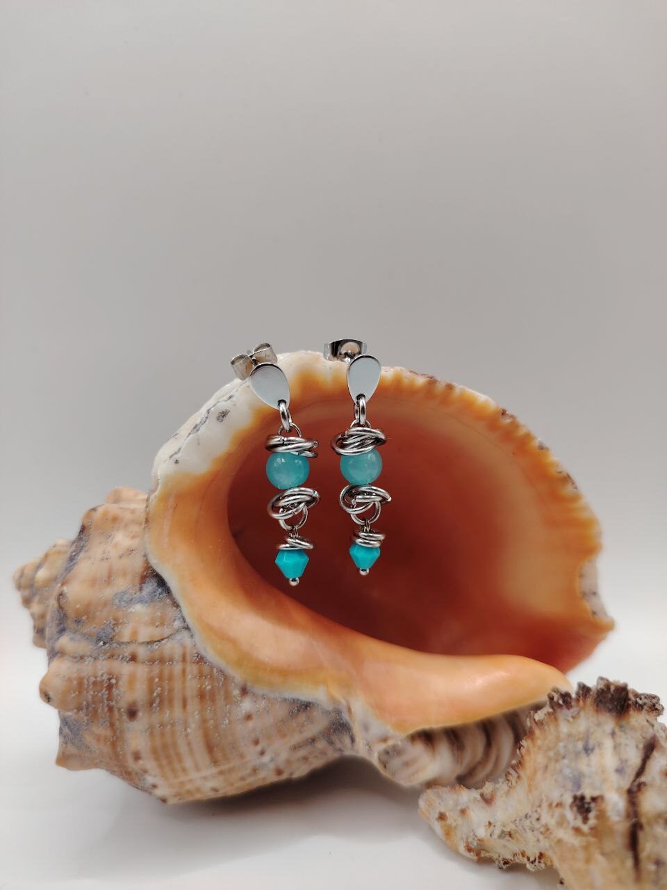 ГОЛУБАЯ ЖЕМЧУЖИНА. кольчужные серьги с бирюзой и акрилом.