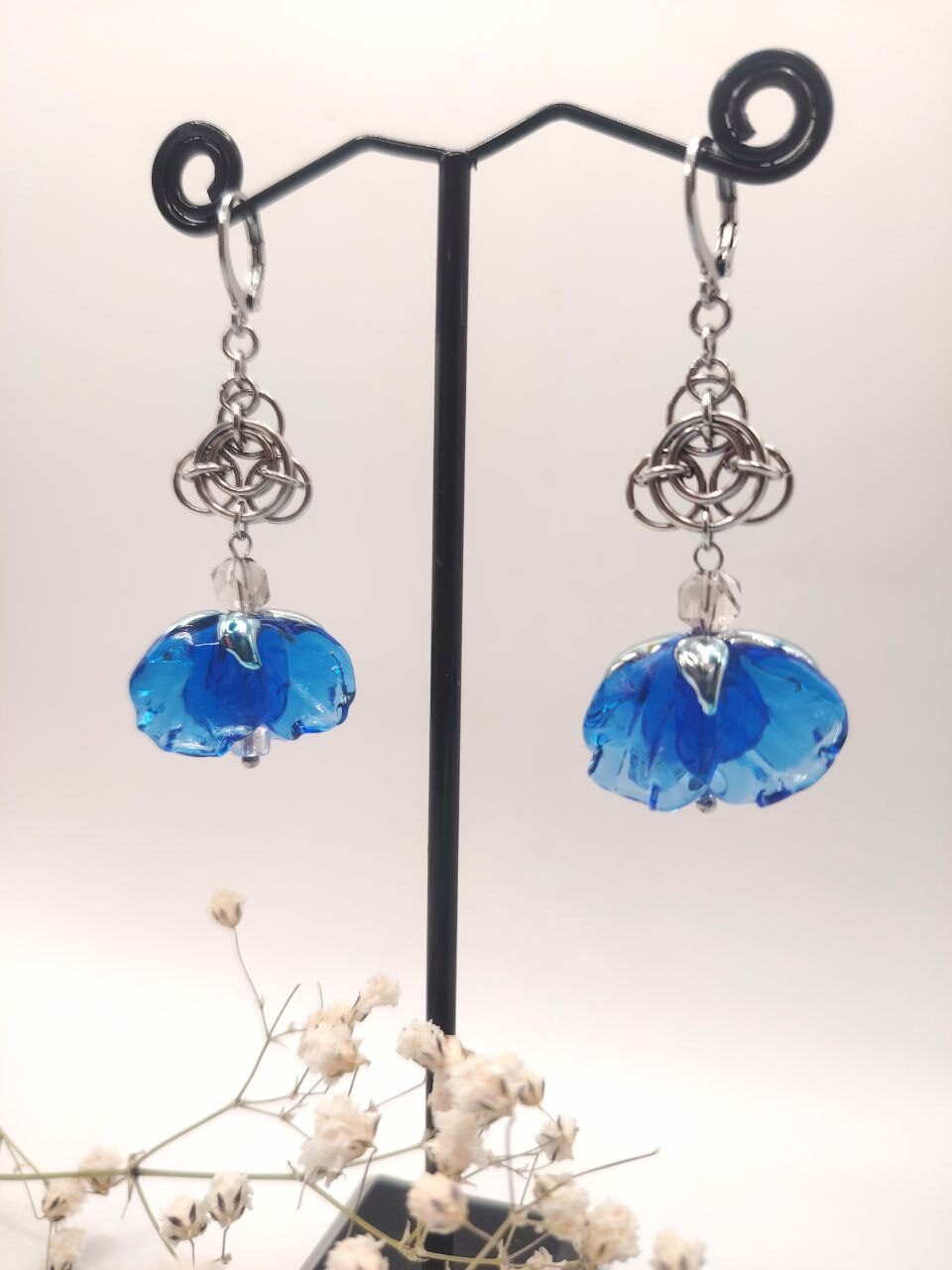 Букет красавицы.СНЕГУРОЧКА. кольчужные серьги со стеклянными подвесками