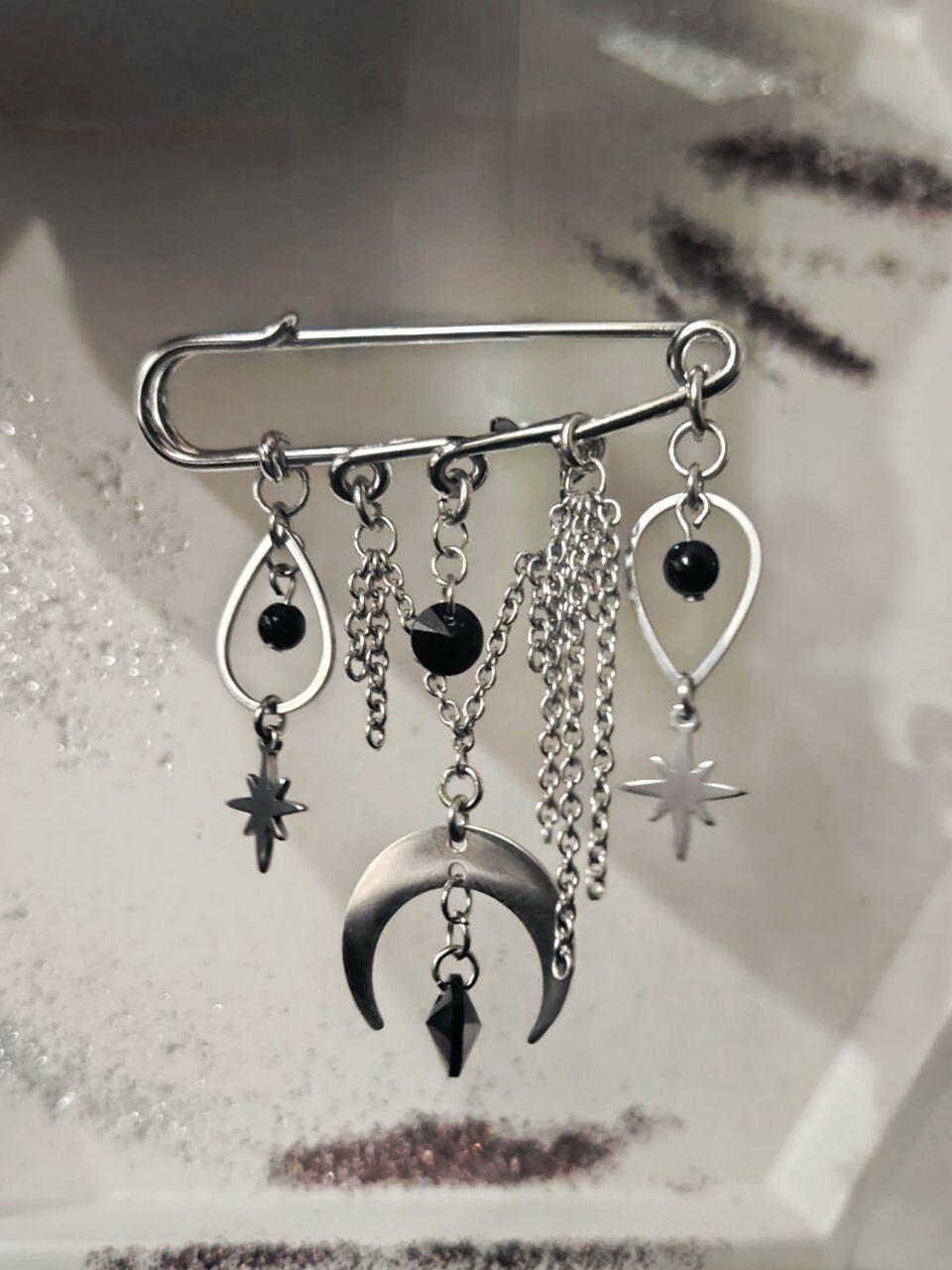 НОЧЬ ТЕМНА(2).булавка декоративная с кристаллом Сваровски и агатом