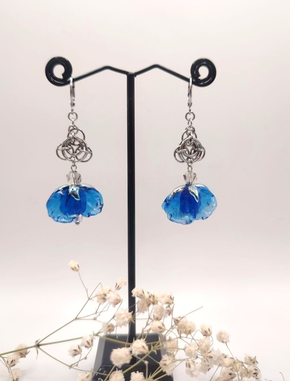 Букет красавицы.СНЕГУРОЧКА. кольчужные серьги со стеклянными подвесками