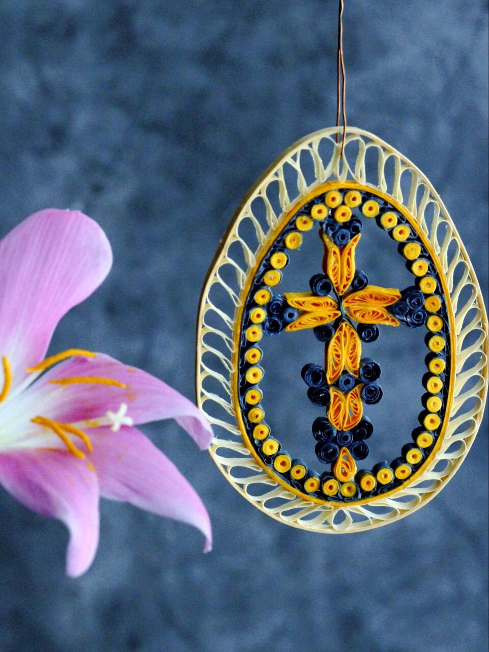 Ажурное, невесомое пасхальное яйцо-магнит в технике квиллинг.