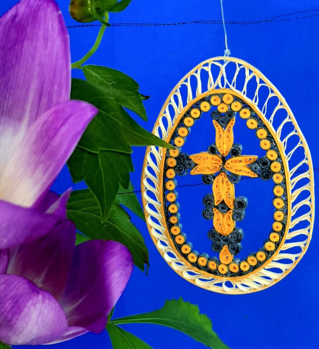 Ажурное, невесомое пасхальное яйцо-магнит в технике квиллинг.