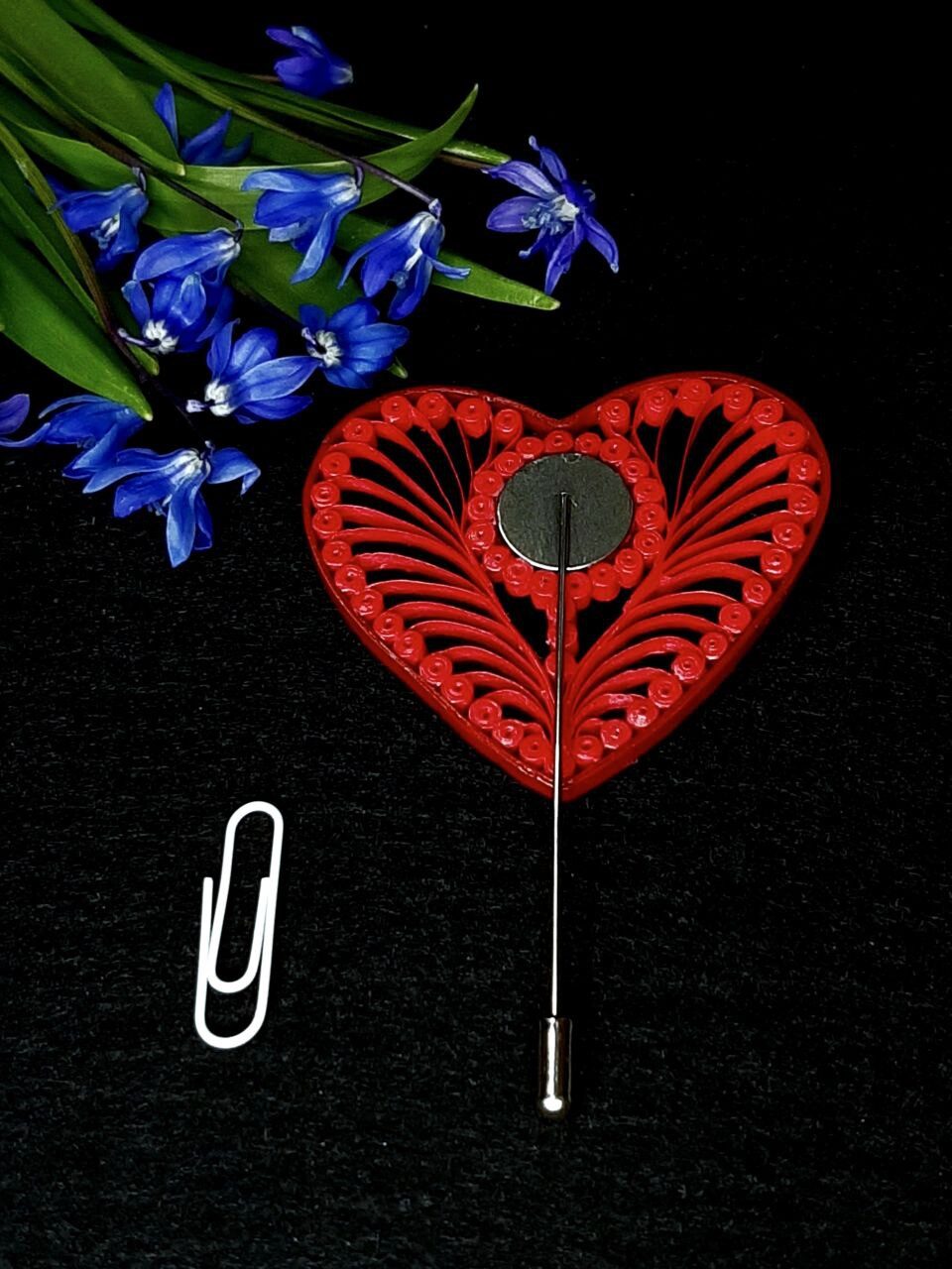 Брошь сердце в технике квиллинг.