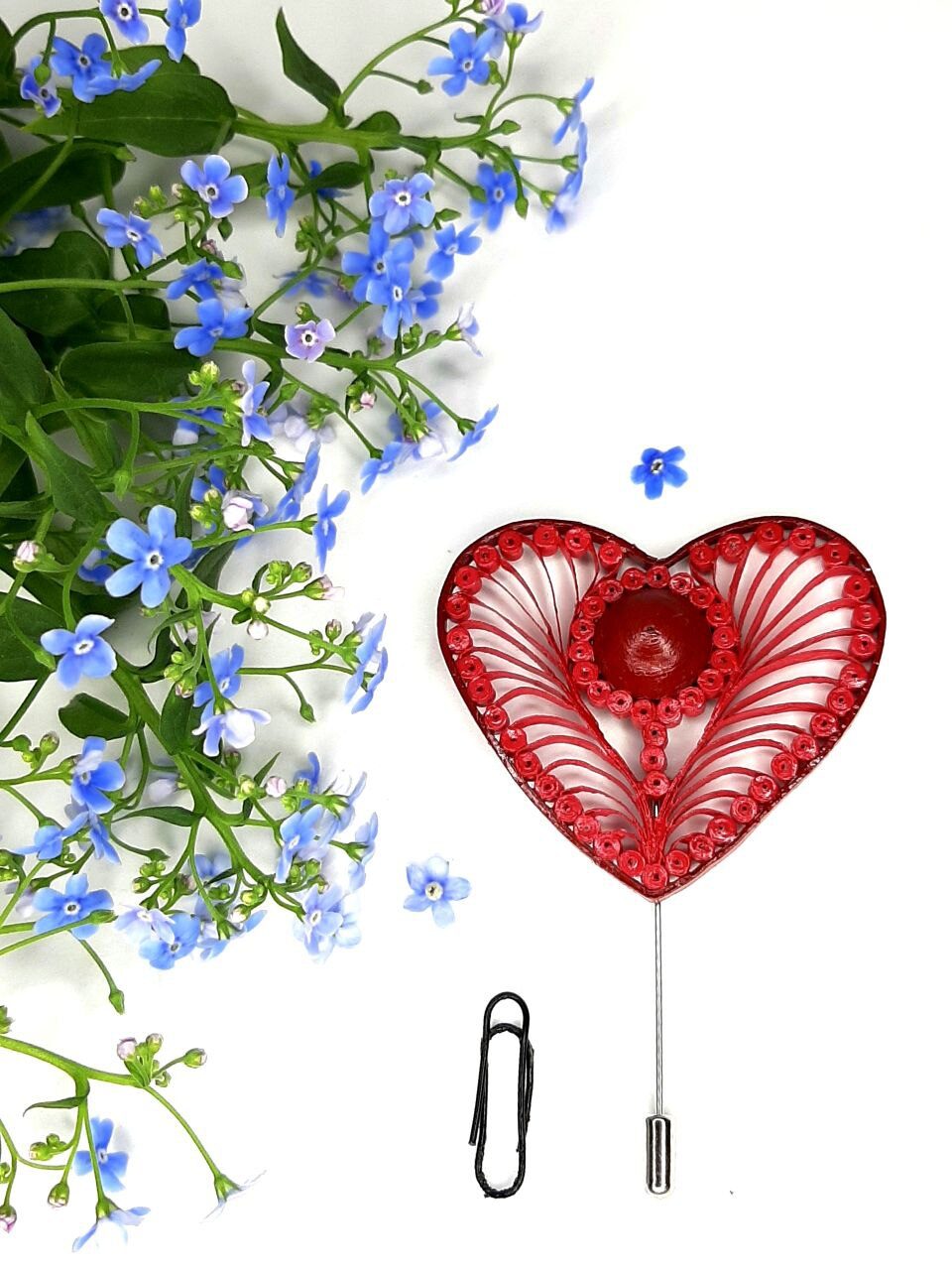 Брошь сердце в технике квиллинг.