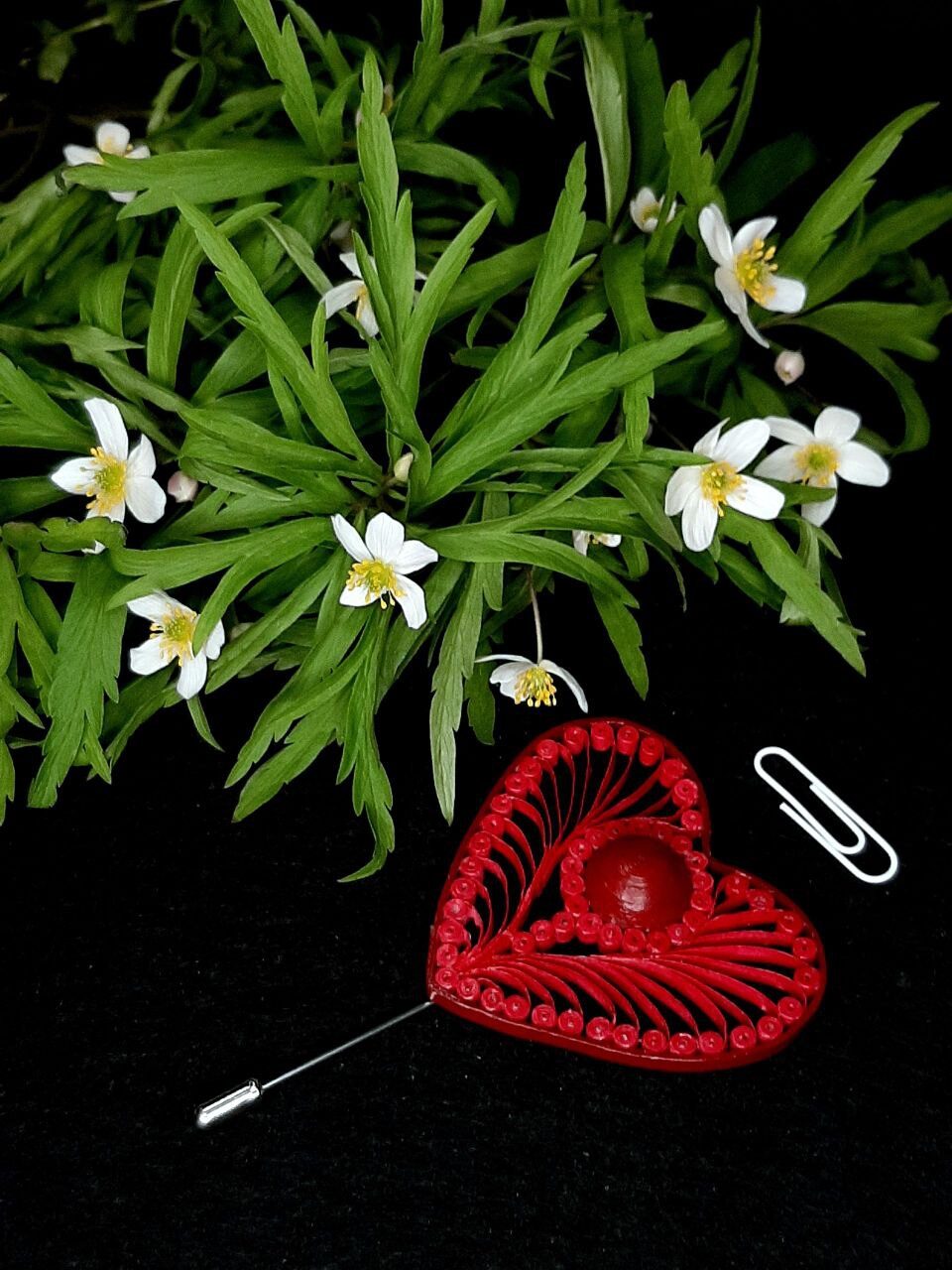 Брошь сердце в технике квиллинг.