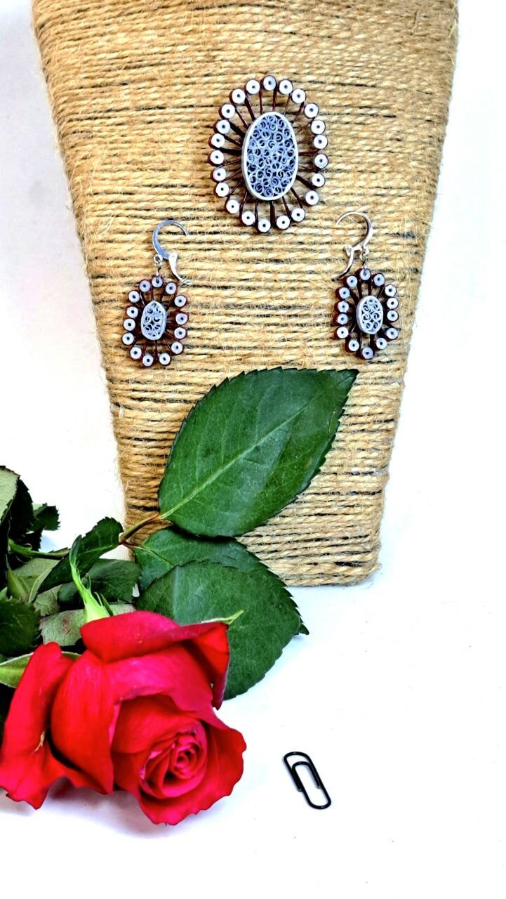 Комплект квиллинг бордо-серый — серьги и брошь.