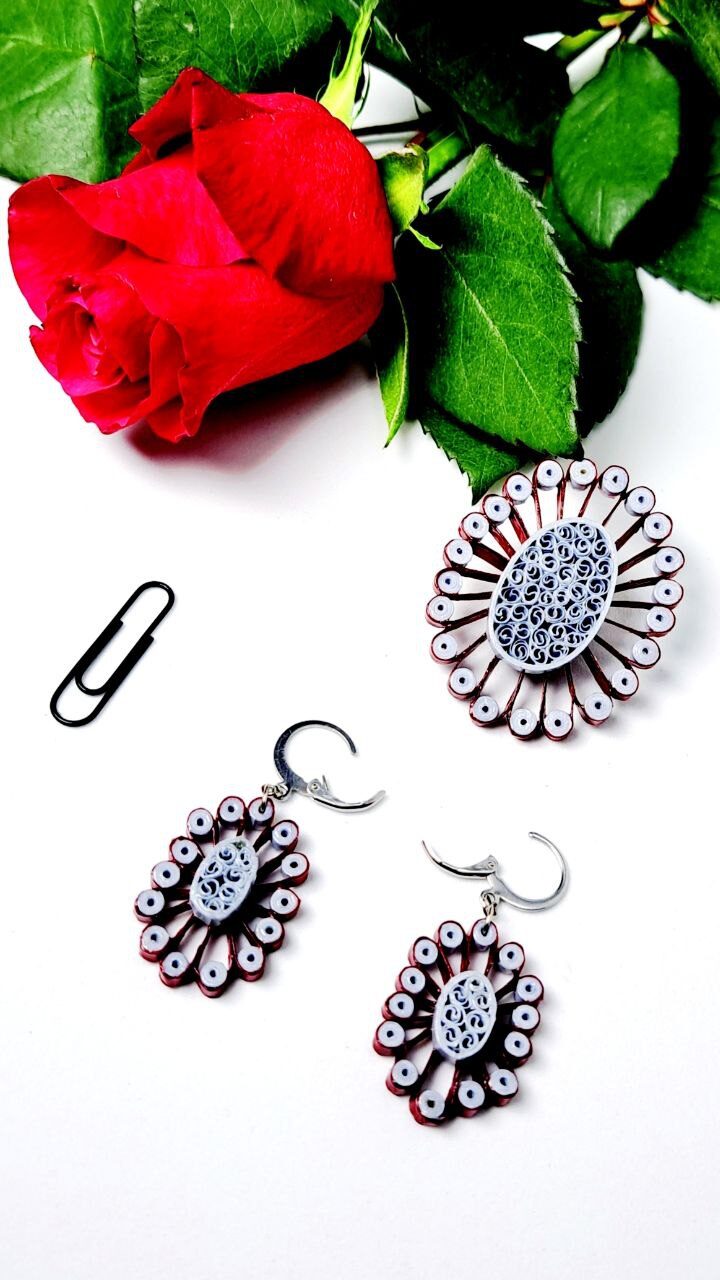 Комплект квиллинг бордо-серый — серьги и брошь.