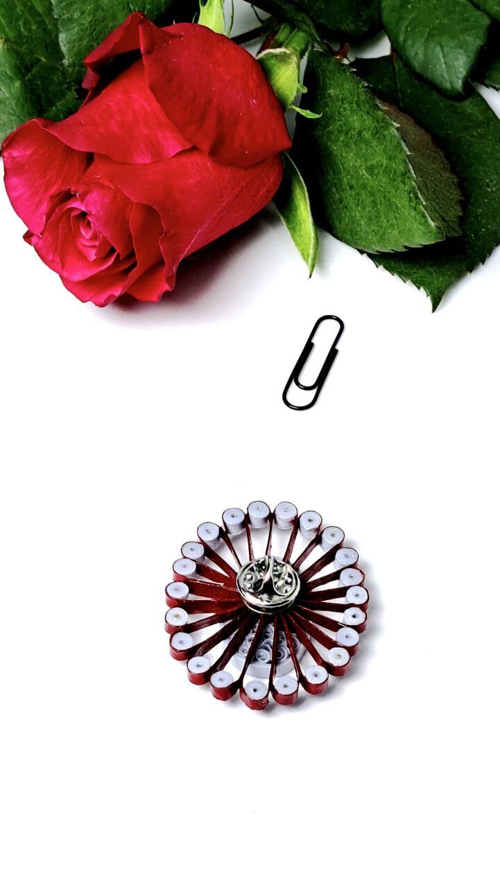 Комплект квиллинг бордо-серый — серьги и брошь.