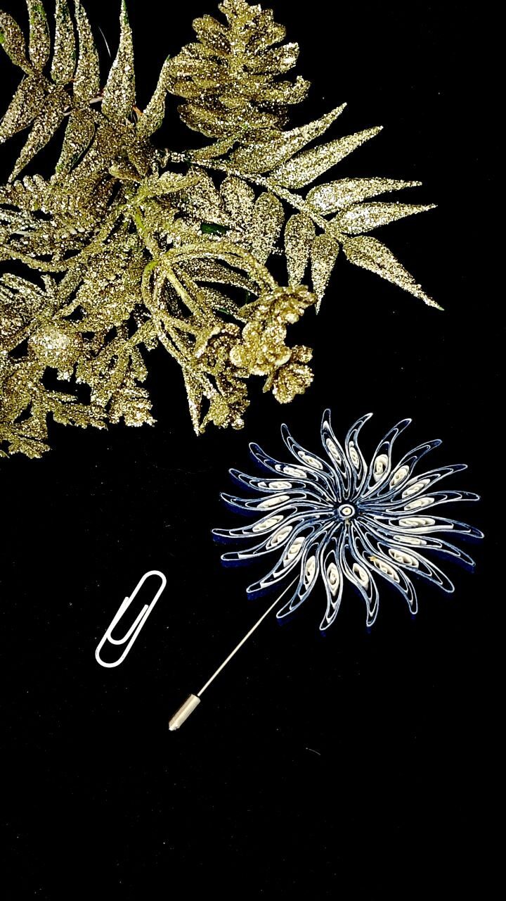 Комплект квиллинг-графика серьги и брошь.