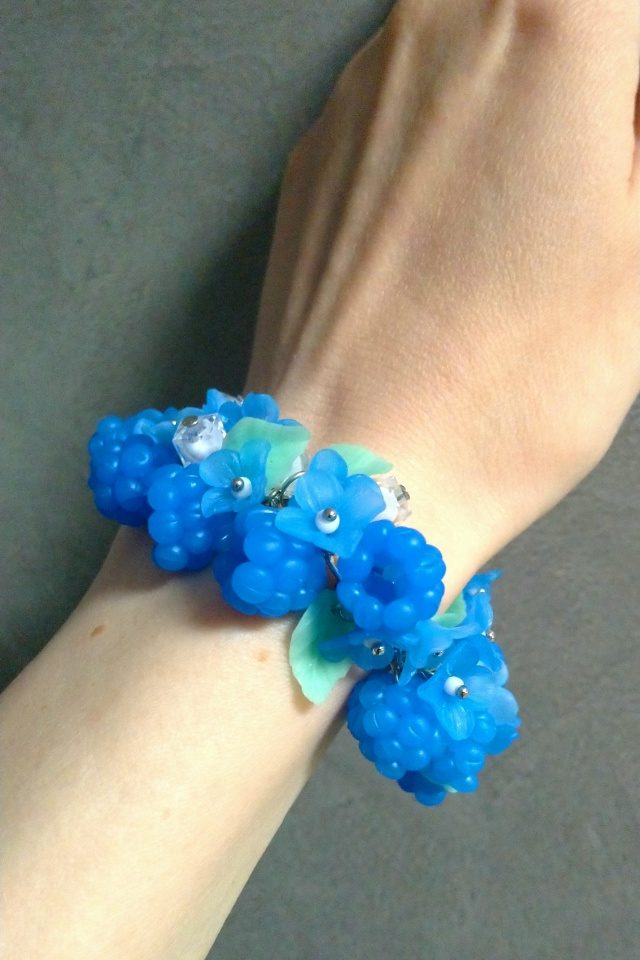 Браслет зимняя малина из полимерной глины