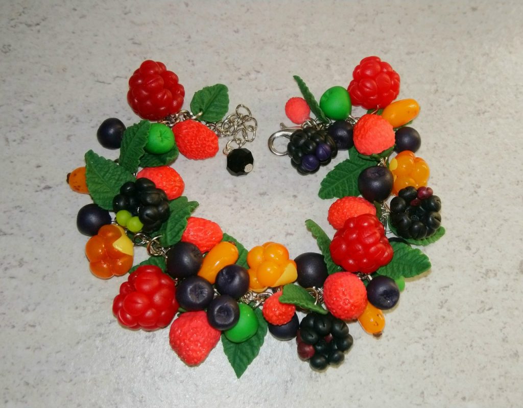 Браслет лесные ягоды из полимерной глины