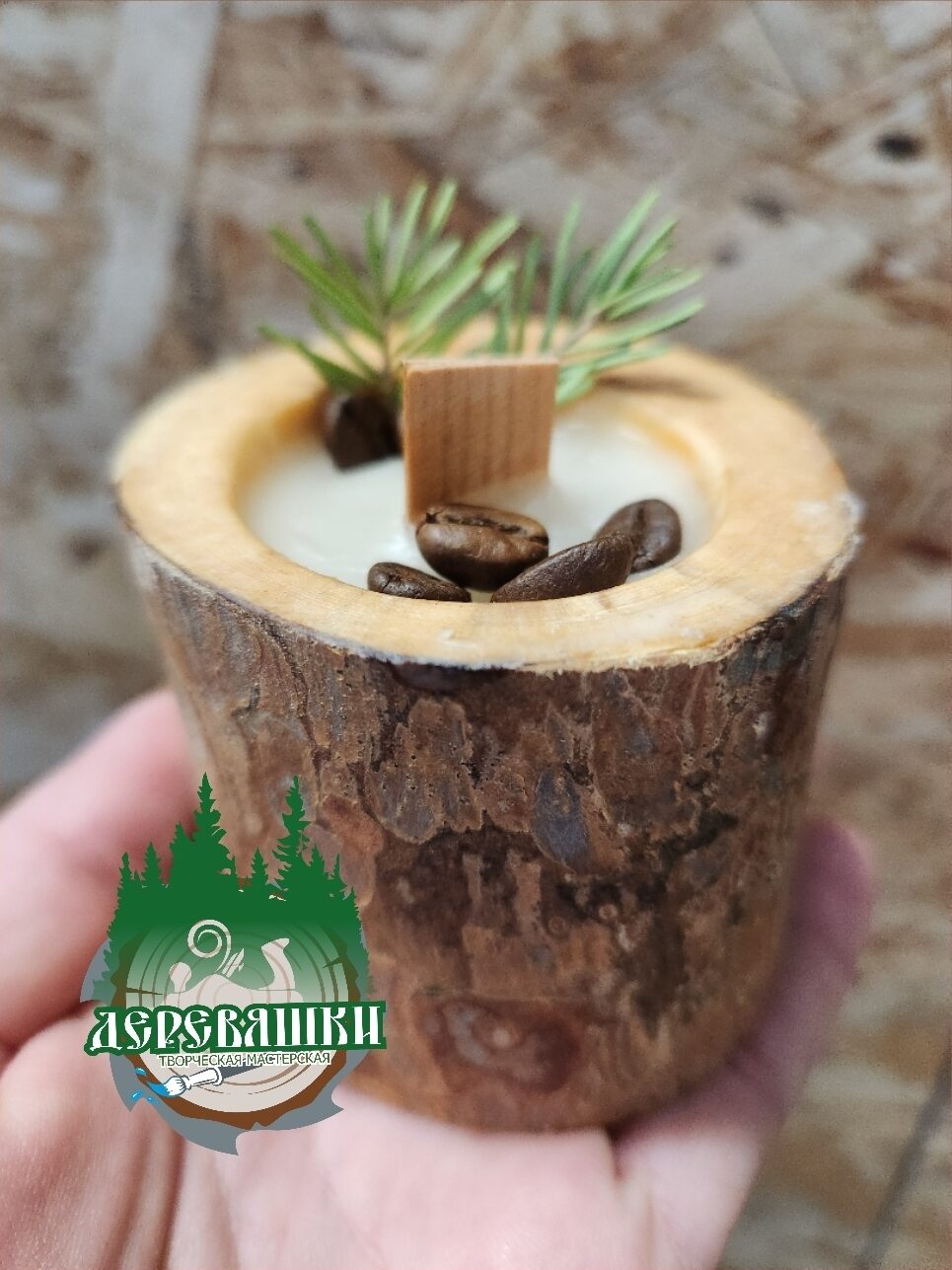 Свеча в деревянном подсвечнике