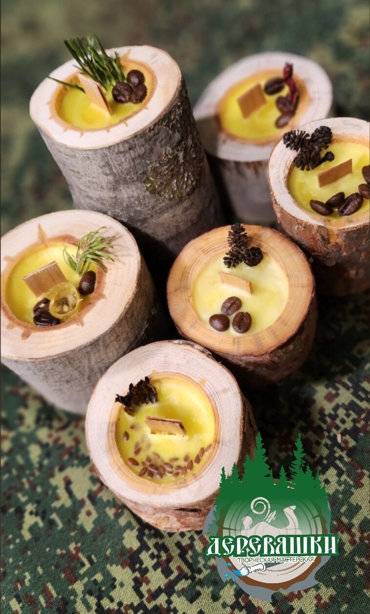 Свеча в деревянном подсвечнике