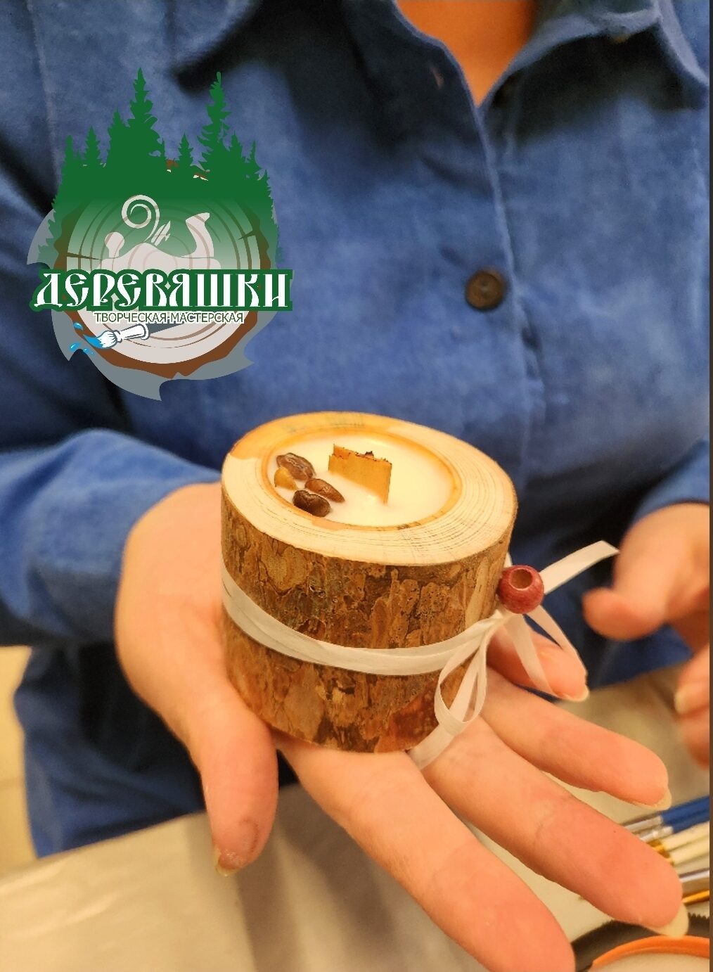 Свеча в деревянном подсвечнике