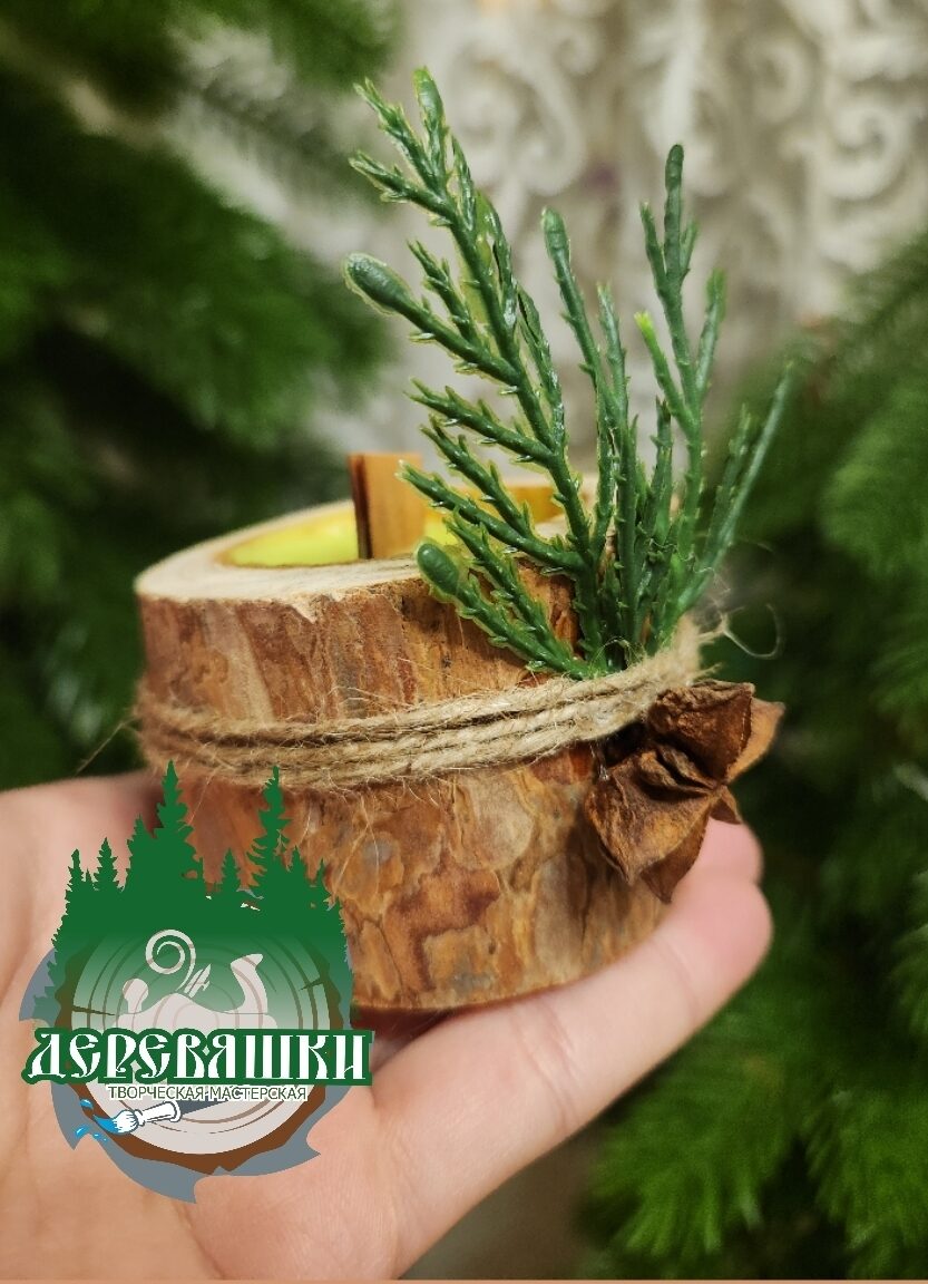 Свеча в деревянном подсвечнике