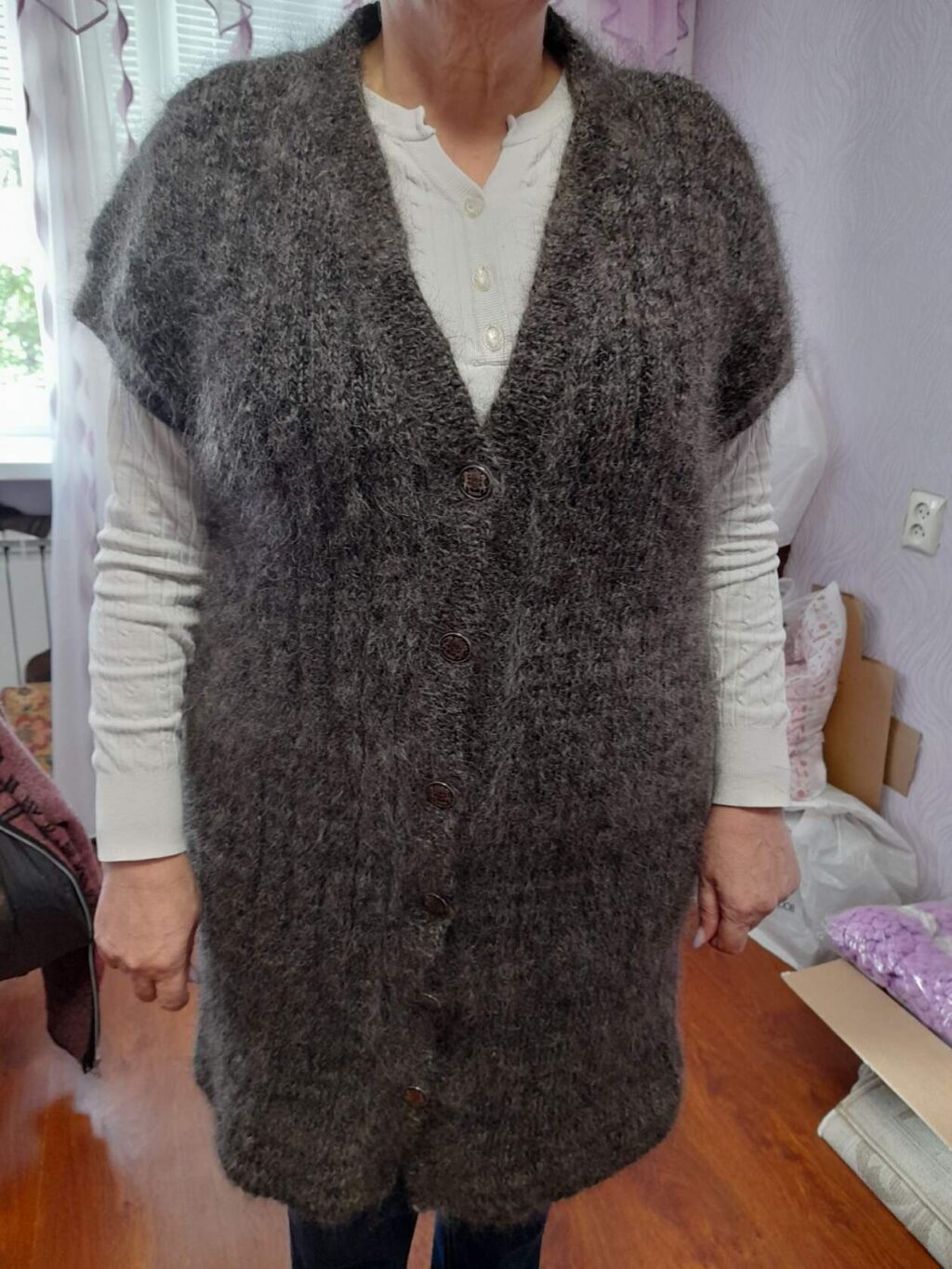 Удлиненная пуховая жилетка