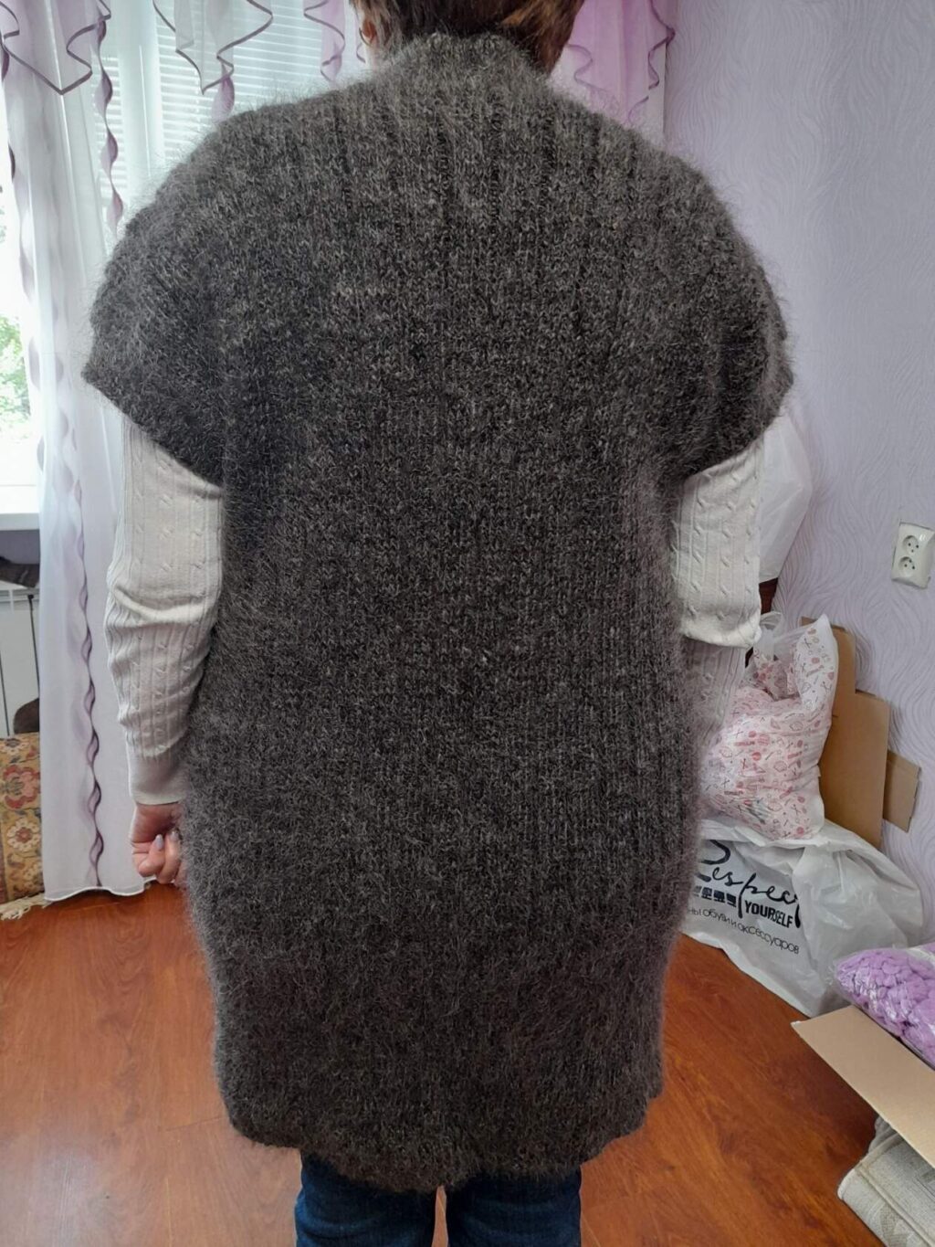 Удлиненная пуховая жилетка