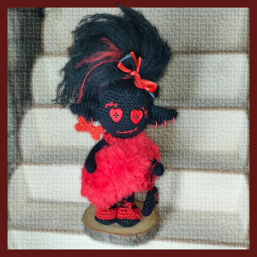 Кукла Сердцеедка с подставкой