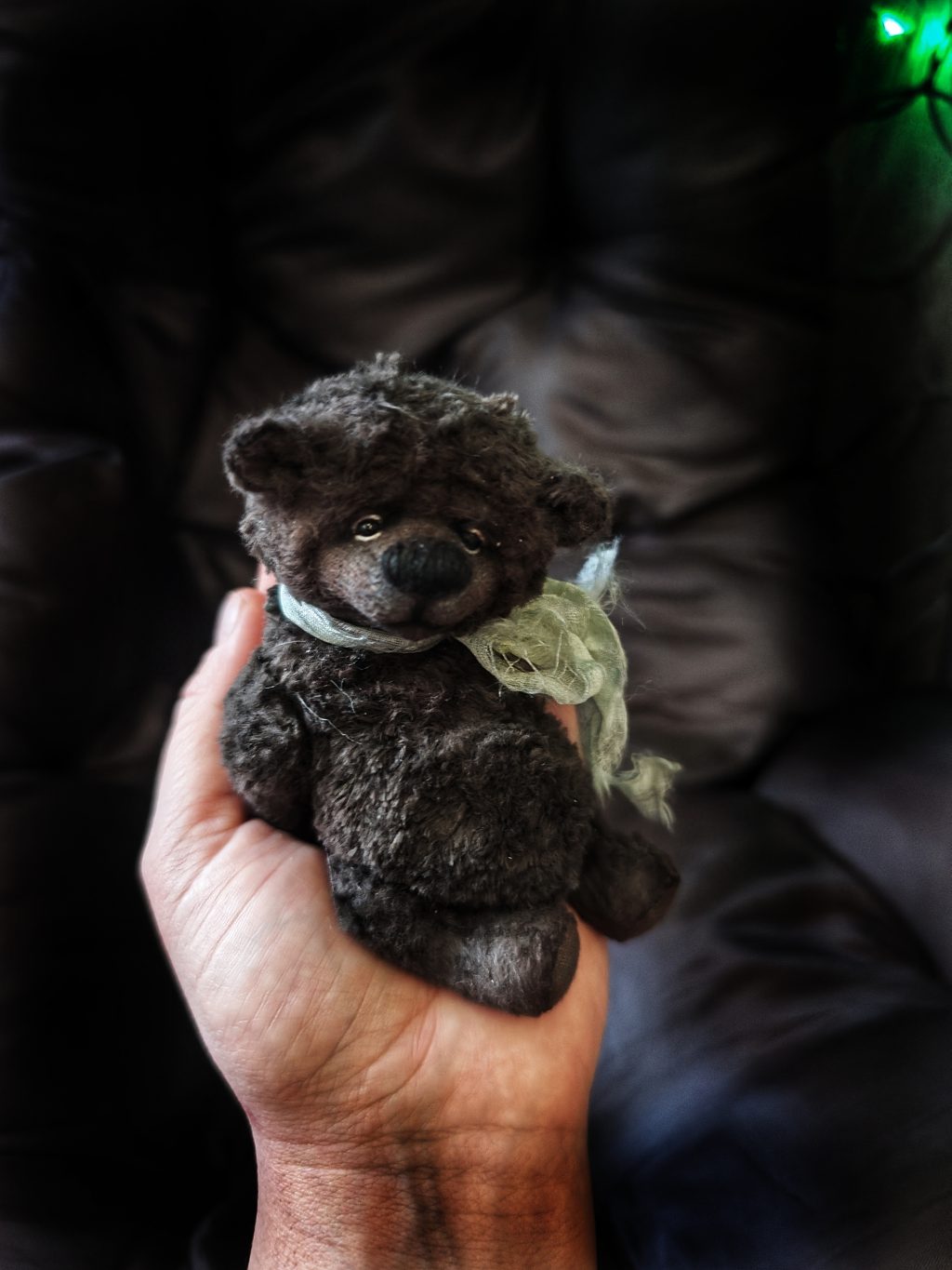 Миниатюрный коллекционный медвежонок