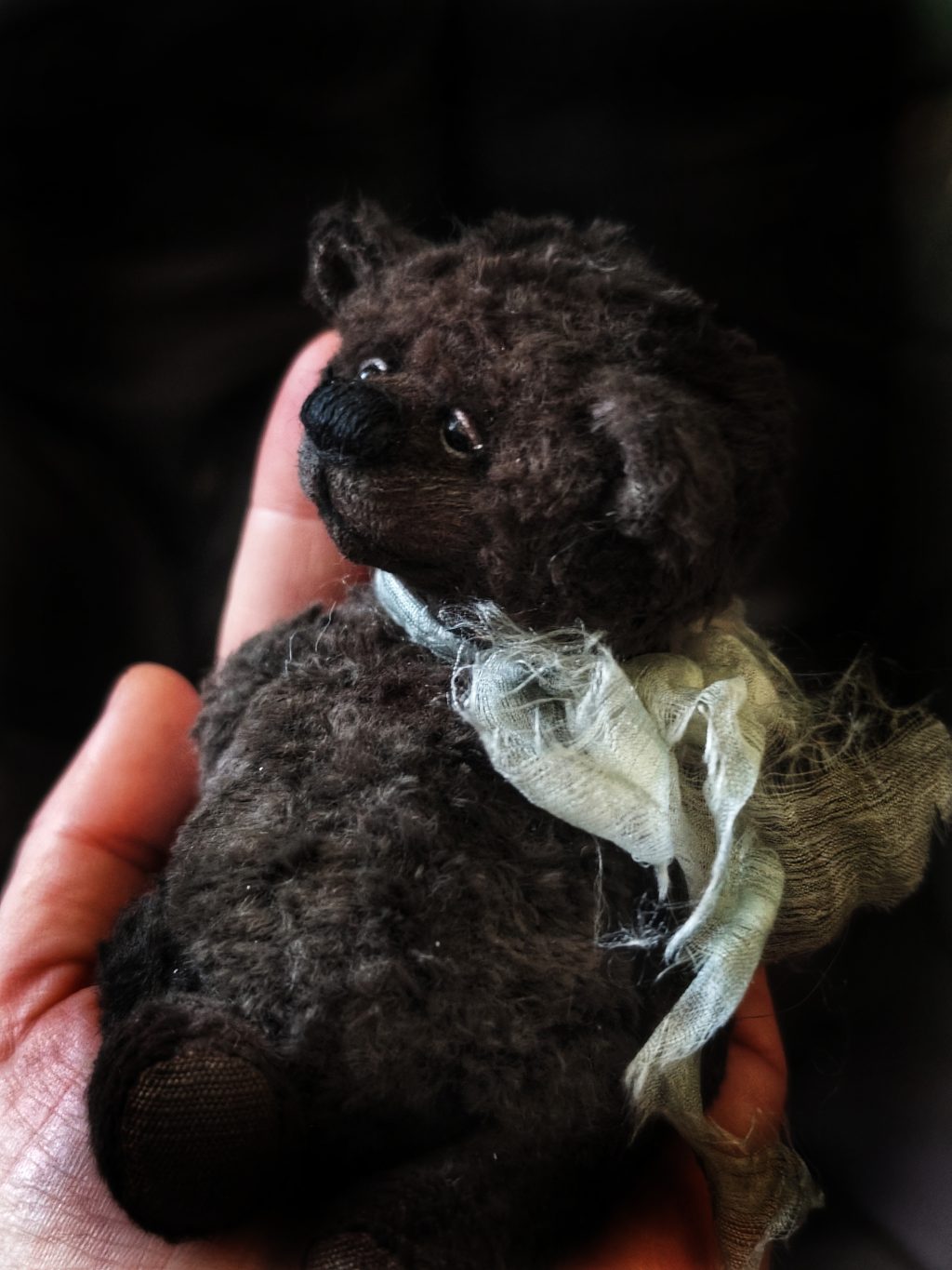 Миниатюрный коллекционный медвежонок