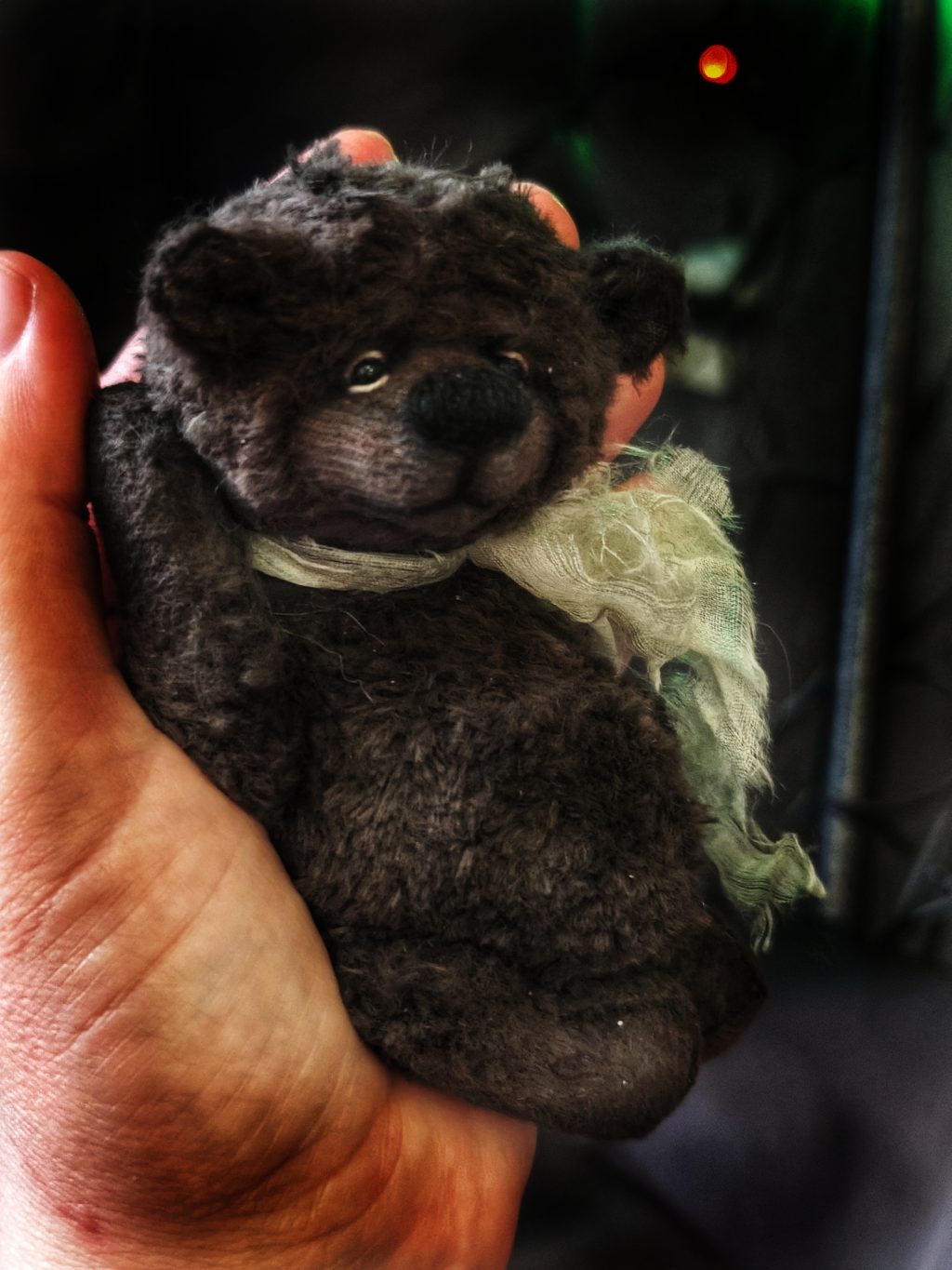 Миниатюрный коллекционный медвежонок