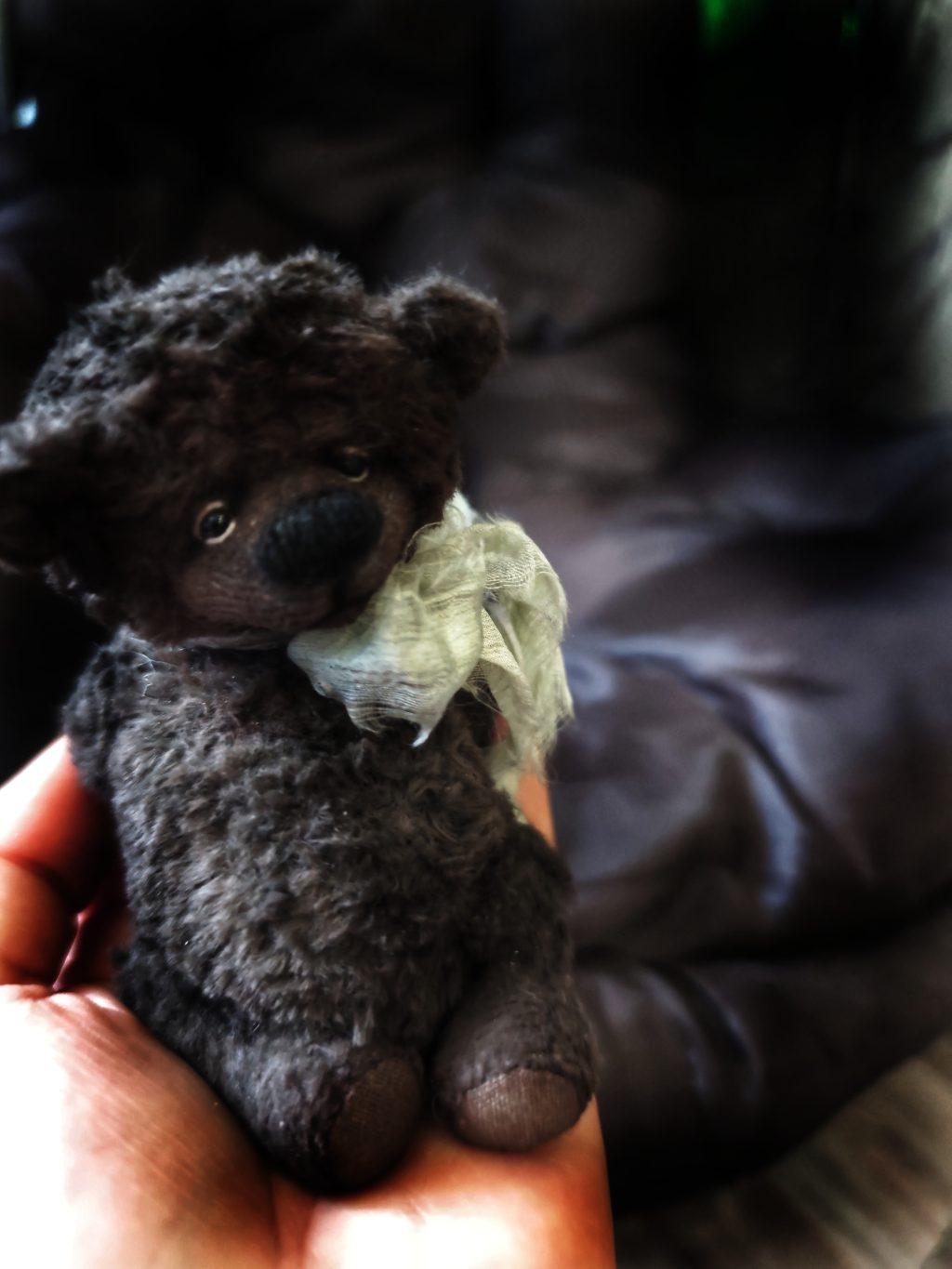 Миниатюрный коллекционный медвежонок