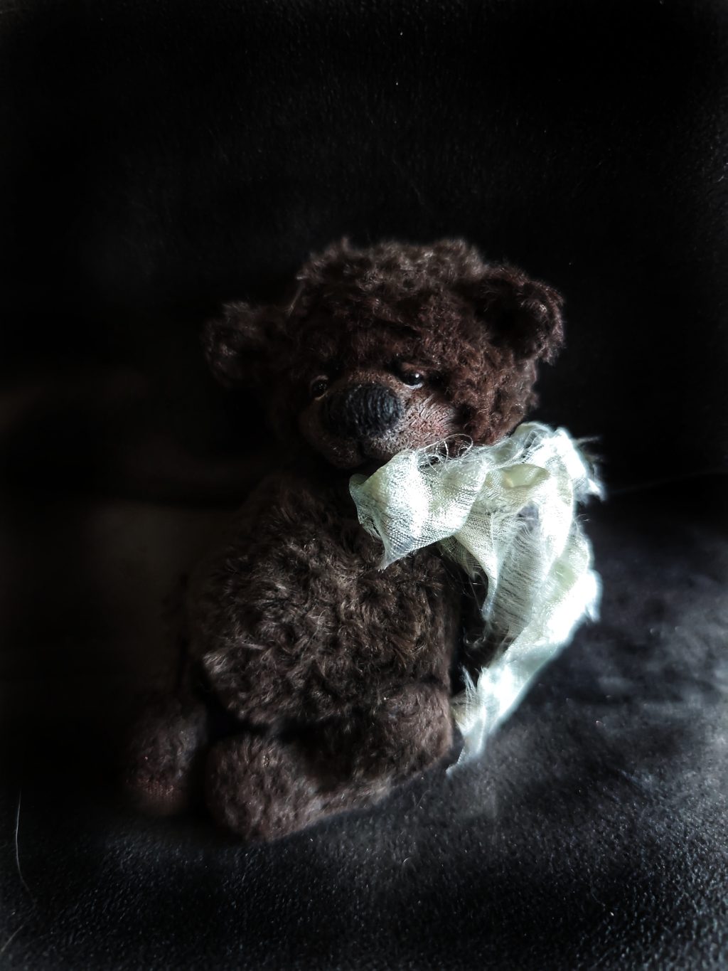 Миниатюрный коллекционный медвежонок