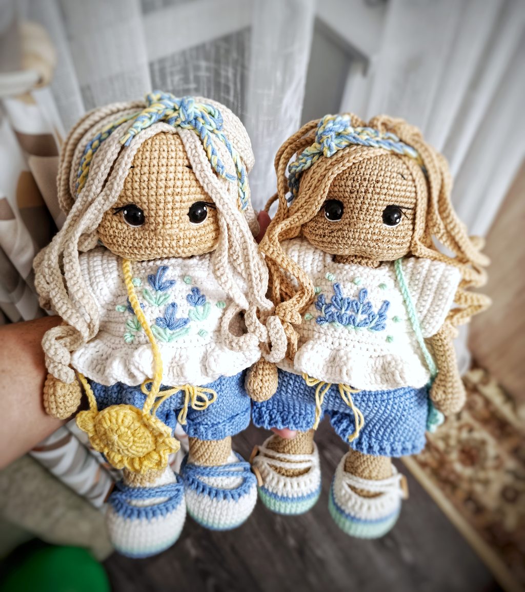 Куколка вязаная ручной работы с одеждой и аксессуарами