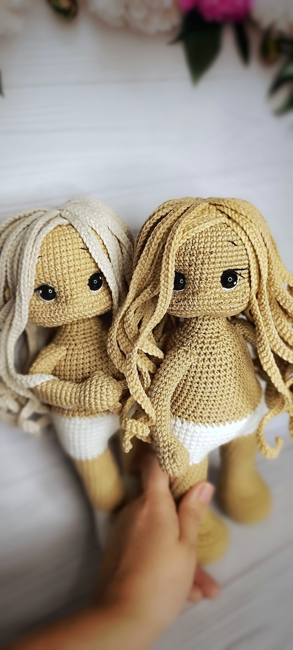 Куколка вязаная ручной работы с одеждой и аксессуарами