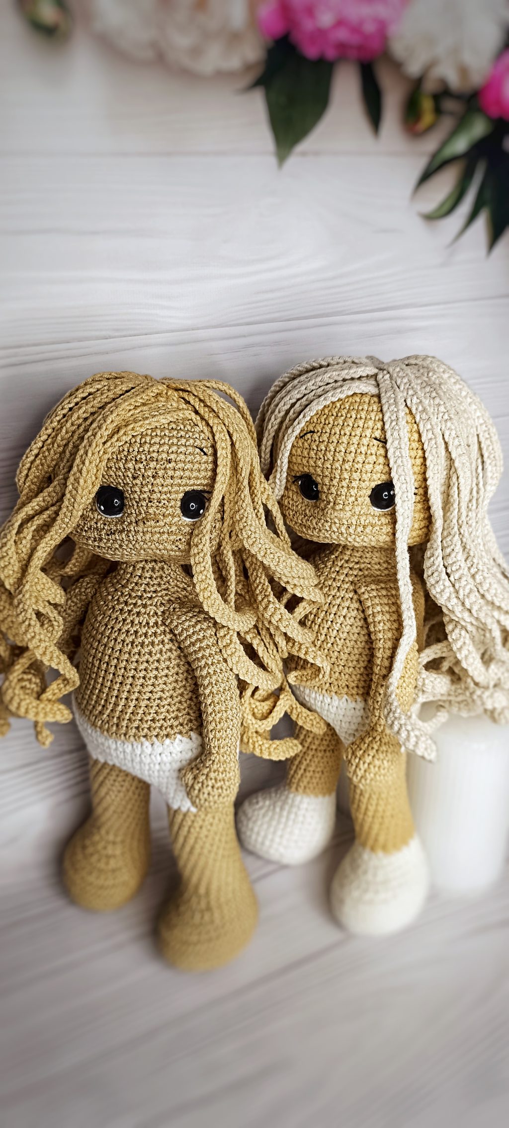 Куколка вязаная ручной работы с одеждой и аксессуарами